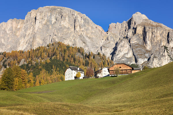 Traditional houses below the Sass da Ciampac, Puez group, Colfosco / Calfosch, Gadertal, Alta Badia, Dolomites, South Tyrol, Italy