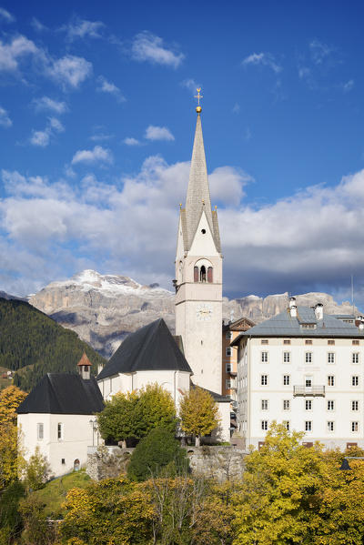 Pieve di Livinallongo / Buchenstein, main church and Sella group in the background, Belluno, Veneto, Italy