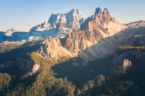 Croda da Lago and mount Pelmo in background, Dolomites, Cortina d Ampezzo, Belluno, Veneto, Italy