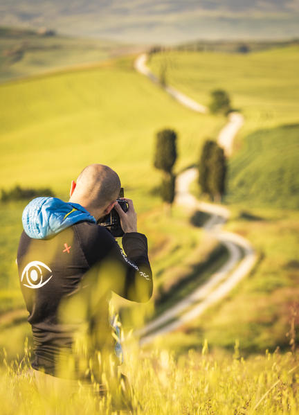 A photographer near Terrapille, Pienza, Val d'Orcia, Tuscany, Italy