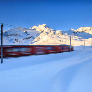 Il Trenino Rosso sfreccia tra cumoli di neve al Passo del Bernina