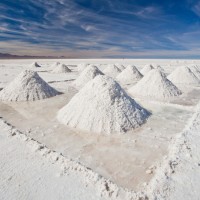 Montagne di sale in essicazione presso il Salar de Uyuni