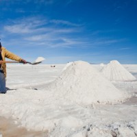 Un uomo lavora il sale nei pressi di Uyuni