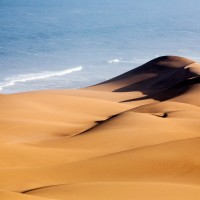 Altissime dune di sabbia del Namib si tuffano in mare