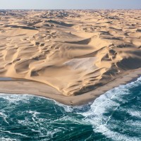 Il mare burrascoso incontra le dune del Namib