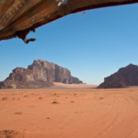 Le alte rocce e la sabbia rossa del Wadi Rum