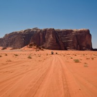 Imponente formazione rocciosa nel deserto del Wadi Rum