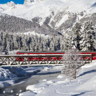 Trenino Rosso che oltrepassa ponte