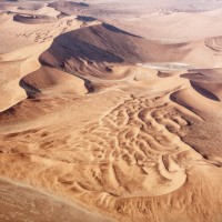 Onde di sabbia si increspano nel deserto del Namib