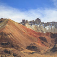 La salita del vulcano Tunupa con la rossa caldera sommitale