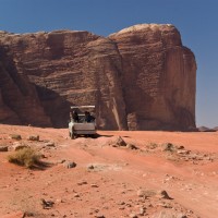 Jeep in escursione nel deserto della Giordania