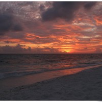 Isola delle Maldive, tramonto con nuvole